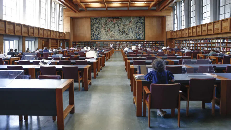 DGLAB diz que faltam profissionais qualificados nas bibliotecas