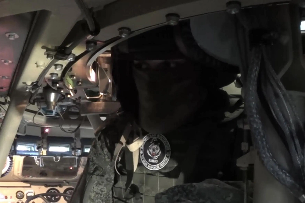 صورة للنص حول المدفعي BTR-82A مع علامة النداء Kamaz.rpekhov في اتجاه Dobropol. مشغل مدفعي مع علامة النداء كاماز