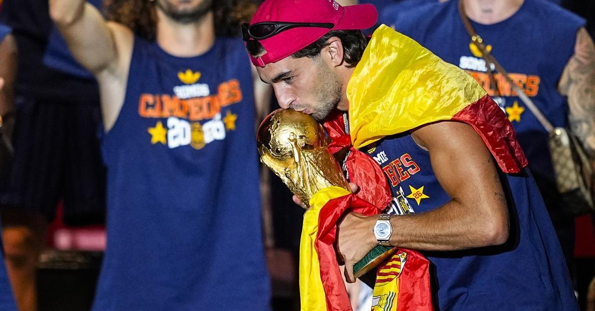 فيران توريس يحتفل بكأس العالم بقبعة مستوحاة من شعار ترامب: "اجعل إسبانيا عظيمة مرة أخرى"