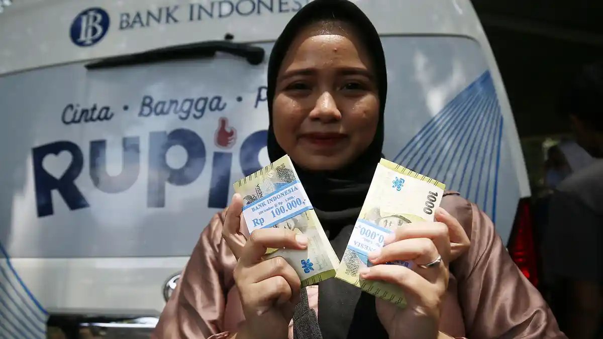 Sore Ini Rupiah Ditutup Melemah ke Rp 17.936, Ada Sentimen Efisiensi Anggaran