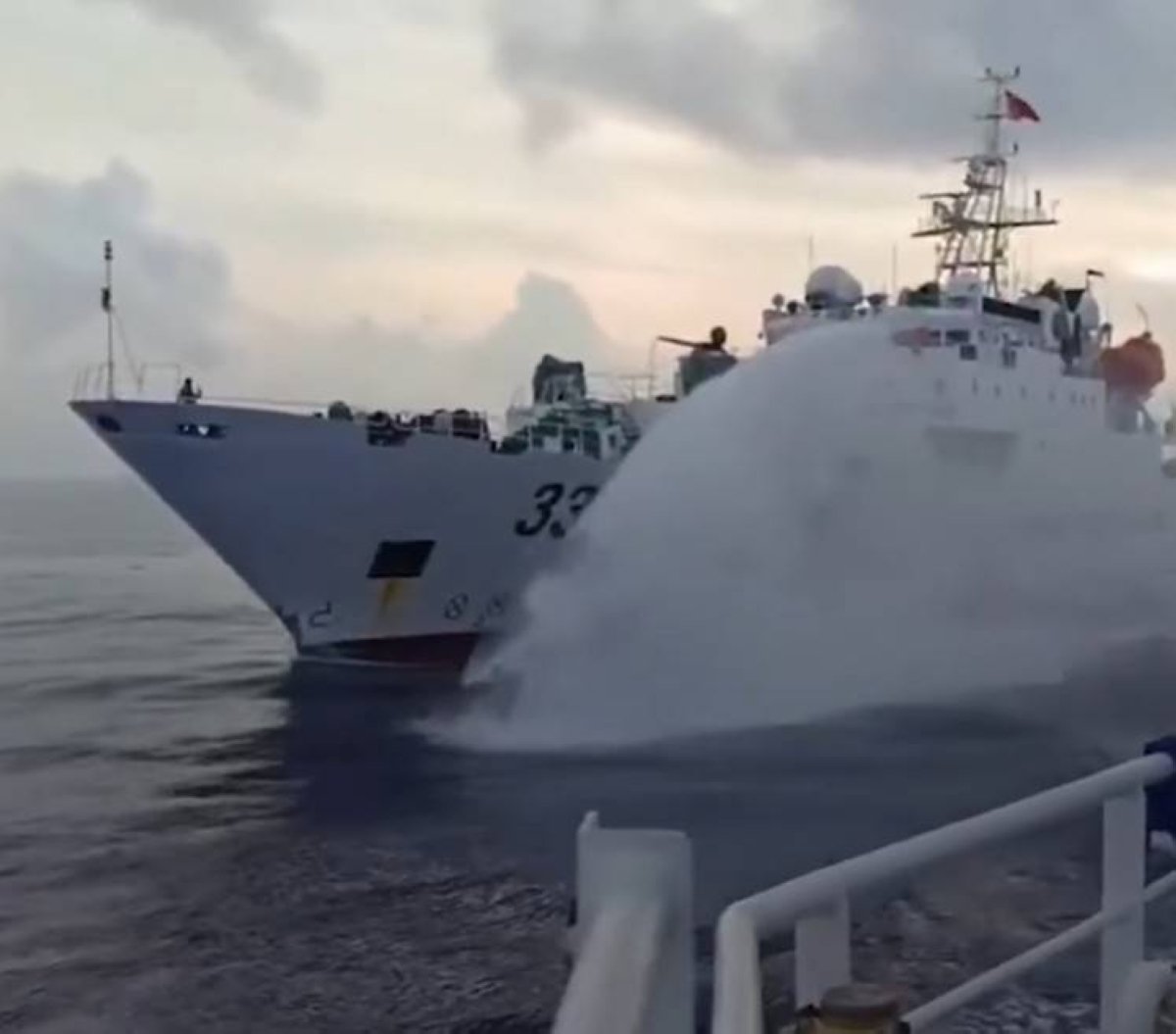 خفر السواحل الصيني يطلق مدفع المياه على سفينة فلبينية في باجو دي ماسينلوك