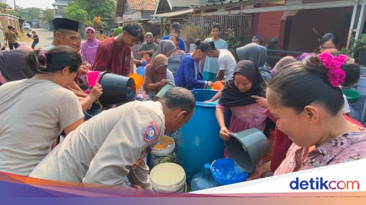 سكان قرية سامبيايونان الذين يعانون من الجفاف، شرطة سيرانغ توفر المياه النظيفة
