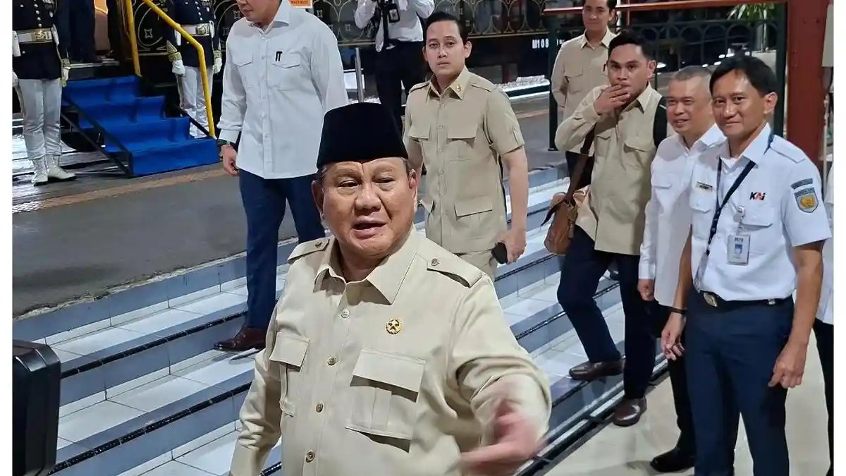 Prabowo Jajal Perdana Kereta The Nusantara Explorer dari Stasiun Tawang ke Batang