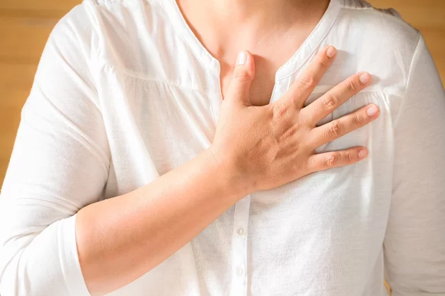 أعراض غير عادية للنوبة القلبية لدى النساء: كيف لا نفوتها؟