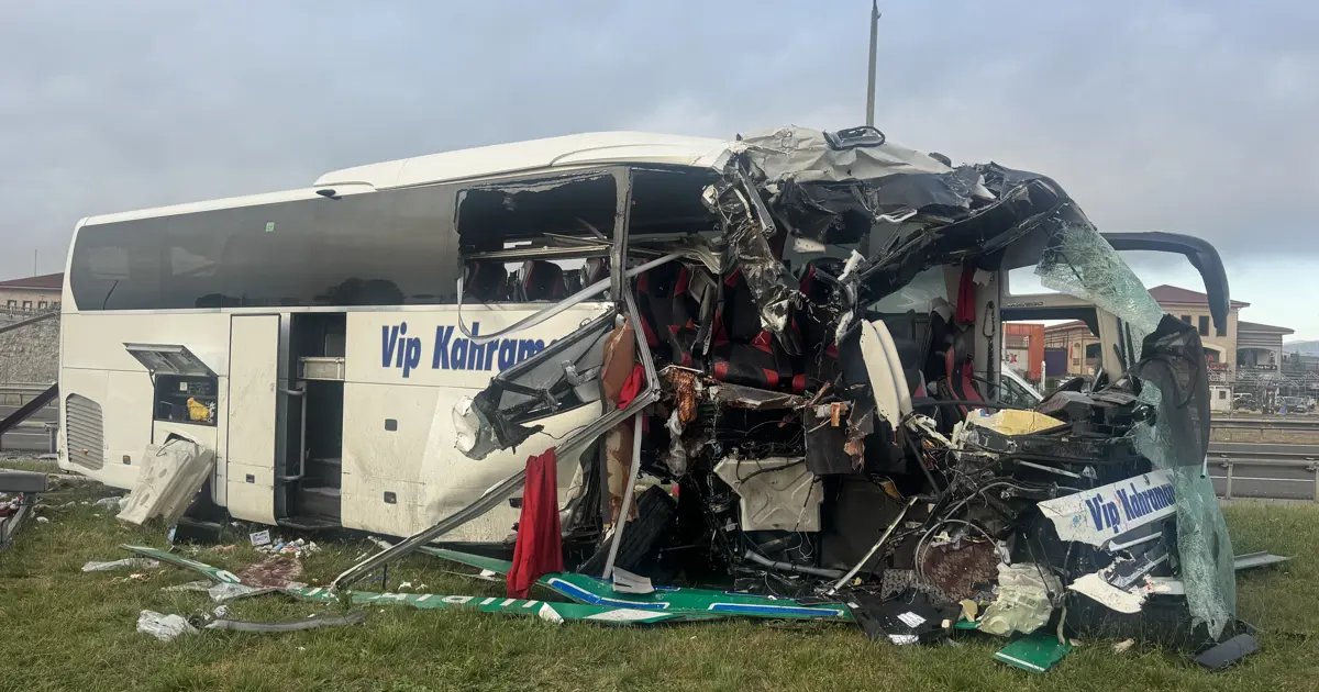 اصطدمت الحافلة بالعمود. 15 جريحا، 5 منهم خطيرة