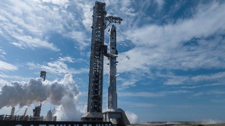 المركبة الفضائية تكمل أول رحلة تجريبية منذ الاكتتاب العام لشركة SpaceX