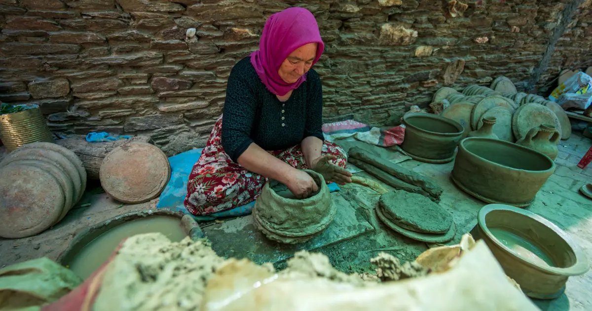 تستمر آلاف السنين من التقاليد مع عمل المرأة. لا يتم تدريب المتدربين، ولم يتبق سوى عدد قليل من الأساتذة