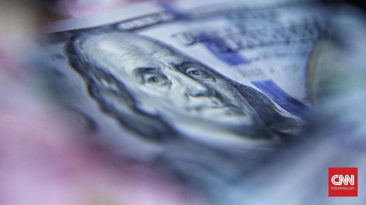 ضعفت الروبية مرة أخرى إلى 18,009 روبية إندونيسية لكل دولار أمريكي بعد استقالة محافظ بنك إندونيسيا