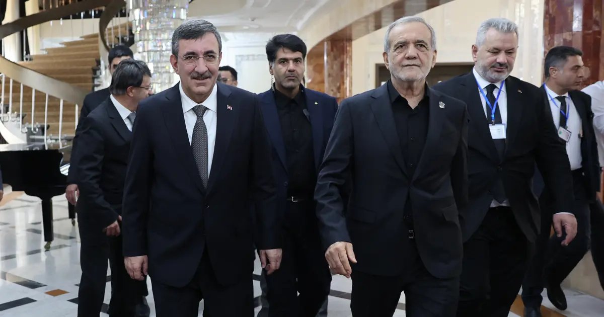 في طهران لحضور جنازة نائب الرئيس يلماز خامنئي