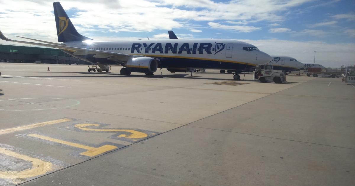 كاد راكب من شركة Ryanair أن يخرج من الطائرة بعد أن تحطمت النافذة على ارتفاع 4900 متر