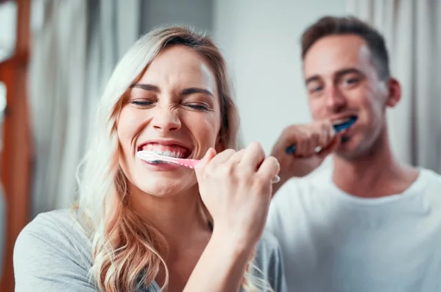 ما هي الأخطاء التي يرتكبها معظم الناس عند تنظيف أسنانهم؟