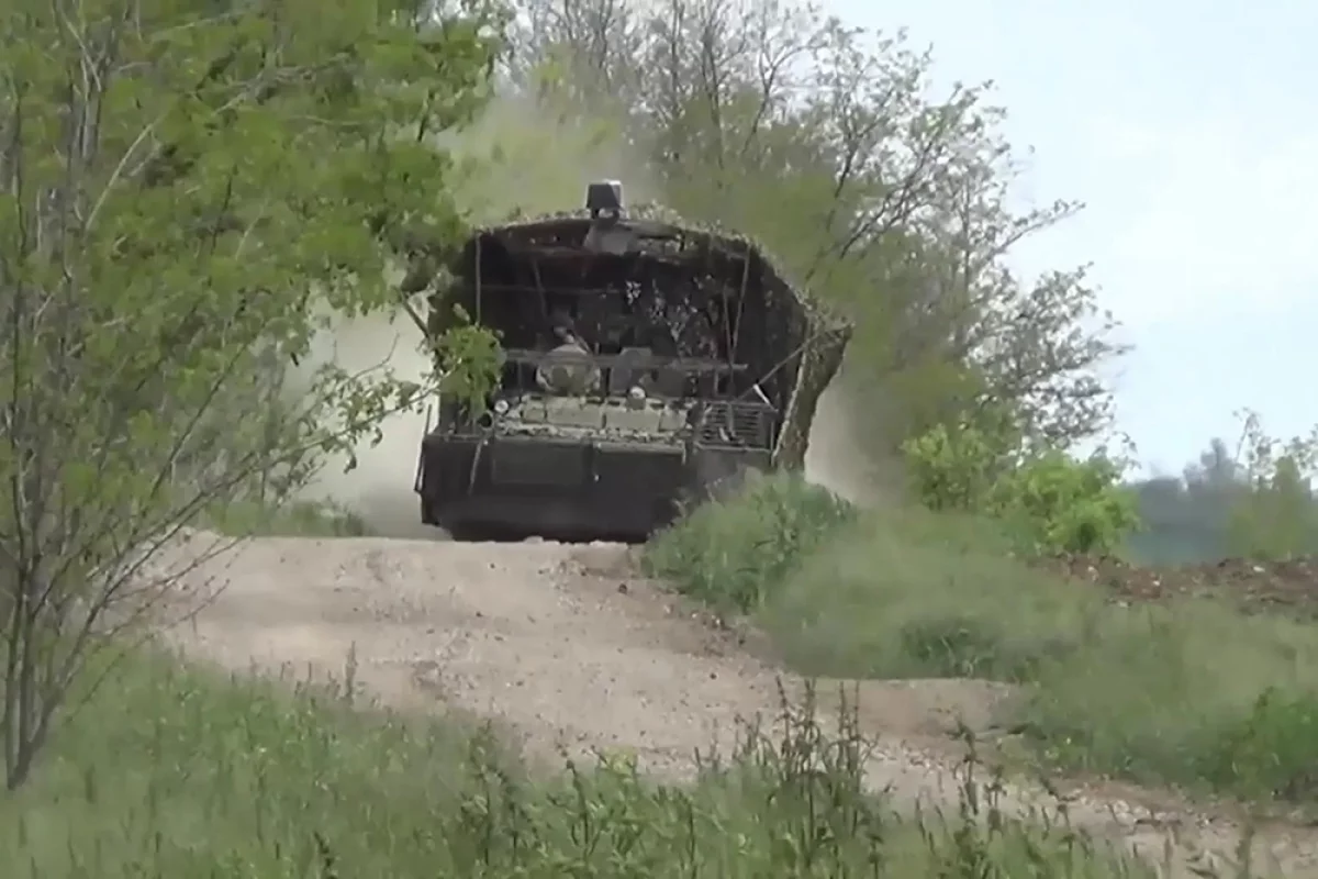 БТР-82 направляется на боевую задачу.