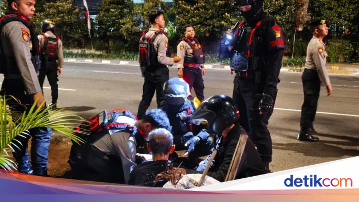 يقوم مترو بريموب بولدا بإجلاء ضحايا الحوادث أثناء قيامه بدوريات في شمال جاكرتا
